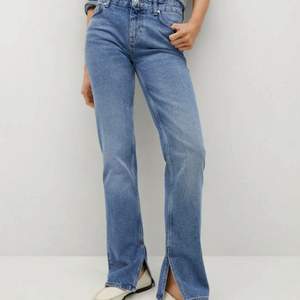 Säljer dessa snygga jeans från Mango med slits på sidan. Oanvända med prislappen kvar. 