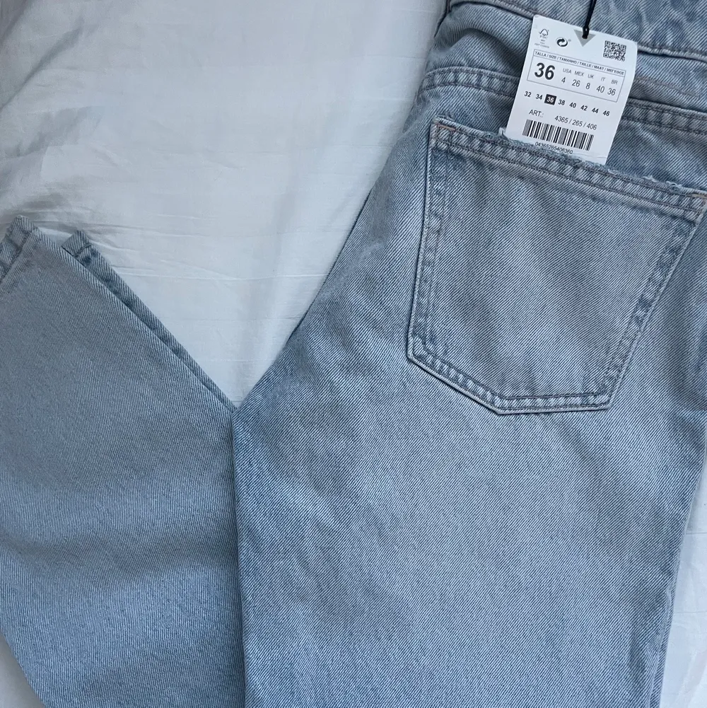 Säljer dessa oanvända zara jeans. Rak modell med hål på knäna. . Jeans & Byxor.