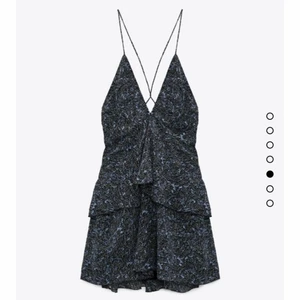 Zara klänning -  Intressekoll‼️ Funderar på att sälja denna fina klänning i storlek XS (passar även S). Är dock inte helt säker (Andra bilden är lånad) Om tillräckligt många är intresserade så startar jag Bud från 450kr!