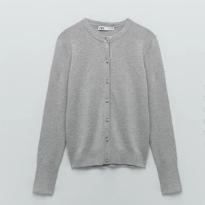 Zara kofta  - Säljer denna gå kofta från zara, andvänd 2 gånger men kommer inte till anständig💓