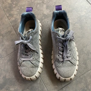 Eytys - Säljer mina blåa skitsnygga eytys. Ganska smutsiga men det går nog att tvätta bort de mesta 