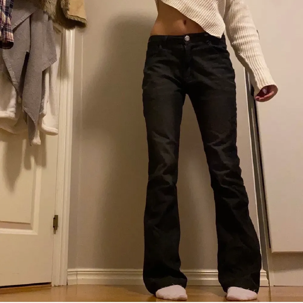Superfina bootcut jeans som tyvärr va för korta för mig (är ca 171 cm lång) (lånade bilder) Innerbenslängden är ca 79/80 och midjemåttet är ca 36,5 (rakt över)💋🖤. Jeans & Byxor.