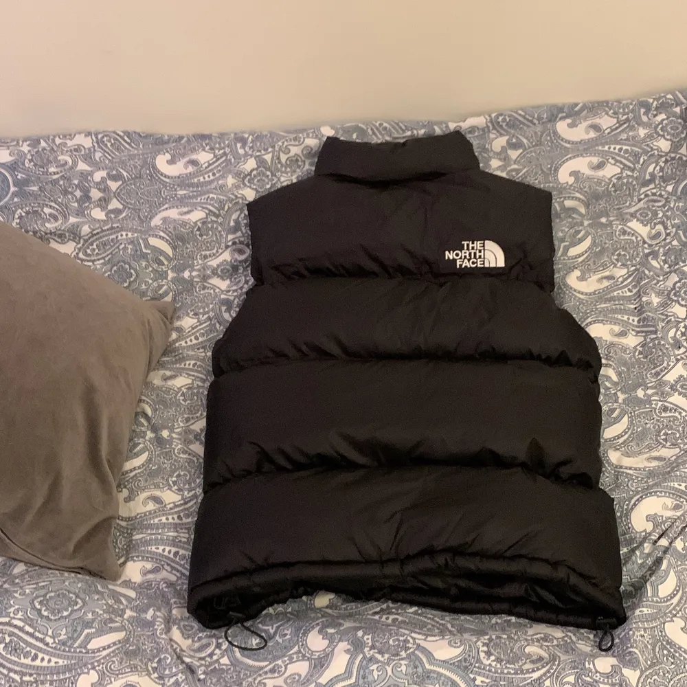 En helt ny och oanvänd north face jacka som jag sälje för att den inte passar mig eftersom jag har storlek xs och den här västen är i storlek M. Västen är för killar och tjejer😊.       Frakten kostar 66kr och jag skickar med spårbart. . Jackor.