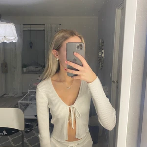 Kofta bikbok - Supergullig kofta från bikbok som man kan använda med tröja under men även utan. Superfint skick och nästan aldrig använd, 50 kr plus frakt! 