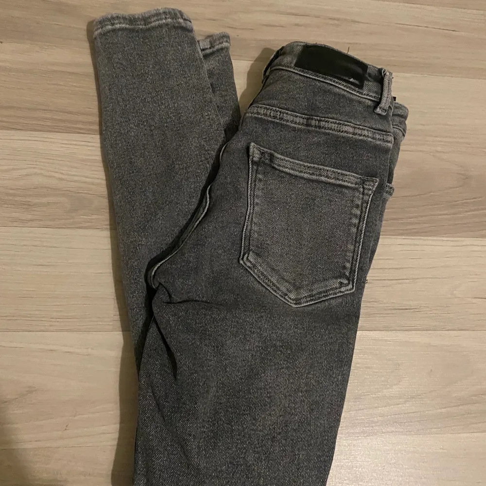 Håliga jeans från bikbok i storlek S men skulle säga xs, 100 kr plus frakt! . Jeans & Byxor.