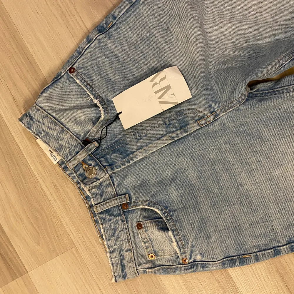 Superfina jeans från zara som är helt nya med lapp kvar, 150 kr plus frakt. . Jeans & Byxor.