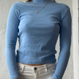 långarmad tröja - fin långarmad tröja från monki! använd fåtal gånger, i bra skick!😇💞