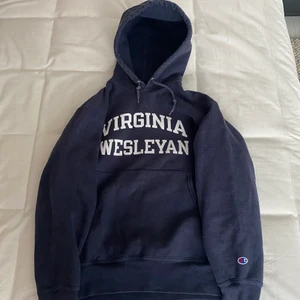 Vintage champion hoodie - Sjukt nice oversized vintage hoodie. Passar både killar och tjejer. Stor luva. Köpt secondhand men i väldigt bra skick. Använd ett fåtal gånger