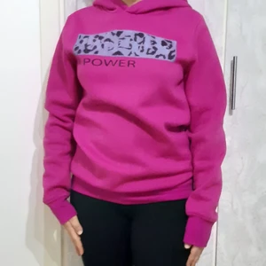 Rosa hoodie - Sitter väldigt bra på kroppen, och är i bra skick. Hoodien har ingen ficka.