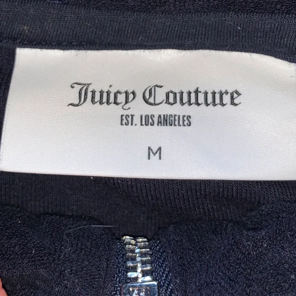 Marinblå juicy couture kofta, super mysig och knappt använd. Nypris 1100kr. Hoodies.