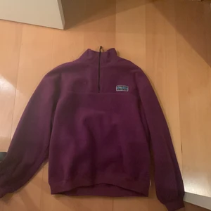 lila fleece - säljer min lila fleece från Junkyard! Nypris 499. Den är i strl S men lite oversized så skulle säga att den passar M också. 