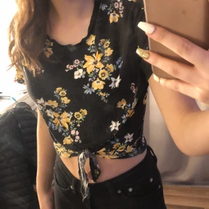 Blommig tröja  - Haft den ganska länge int använd så mycket. Storlek är som s/xs