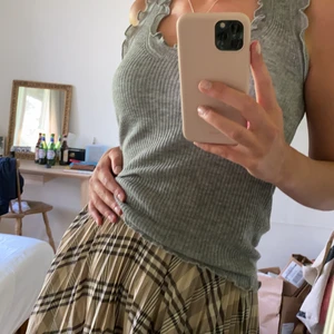 Plisserad rutig kjol - Plisserad rutig kjol från hm. Nypris 500 kr. Storlek 34 men passar även mig storlek 36. 