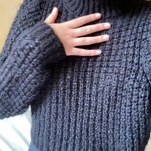 Stickad tröja Zara - Fin stickad tröja från Zara i storlek S💘 Tröjan är använd men i väldigt fint skick!! (Frakt tillkommer)