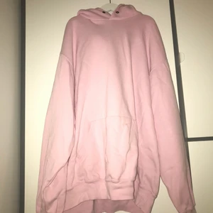 Rosa hoodie  - Säljer nu denna rosa hoodie i strl L men passar även M. Den är använd ett fåtal gånger och är som ny skick.🤩 köparen står för frakten.