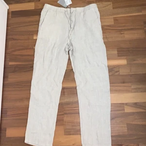 Linnebyxor  - Säljer dessa superfina linnebyxor från hm med prislappen kvar, tyvärr förstora på mig. Det är 100% linne och går hela vägen ner till fötterna.