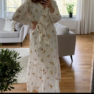 Drömklänning - Slutsåld klänning från H&M, helt underbar. Endast testad av mig så i nyskick. Storlek XS men passar allt från xs-m