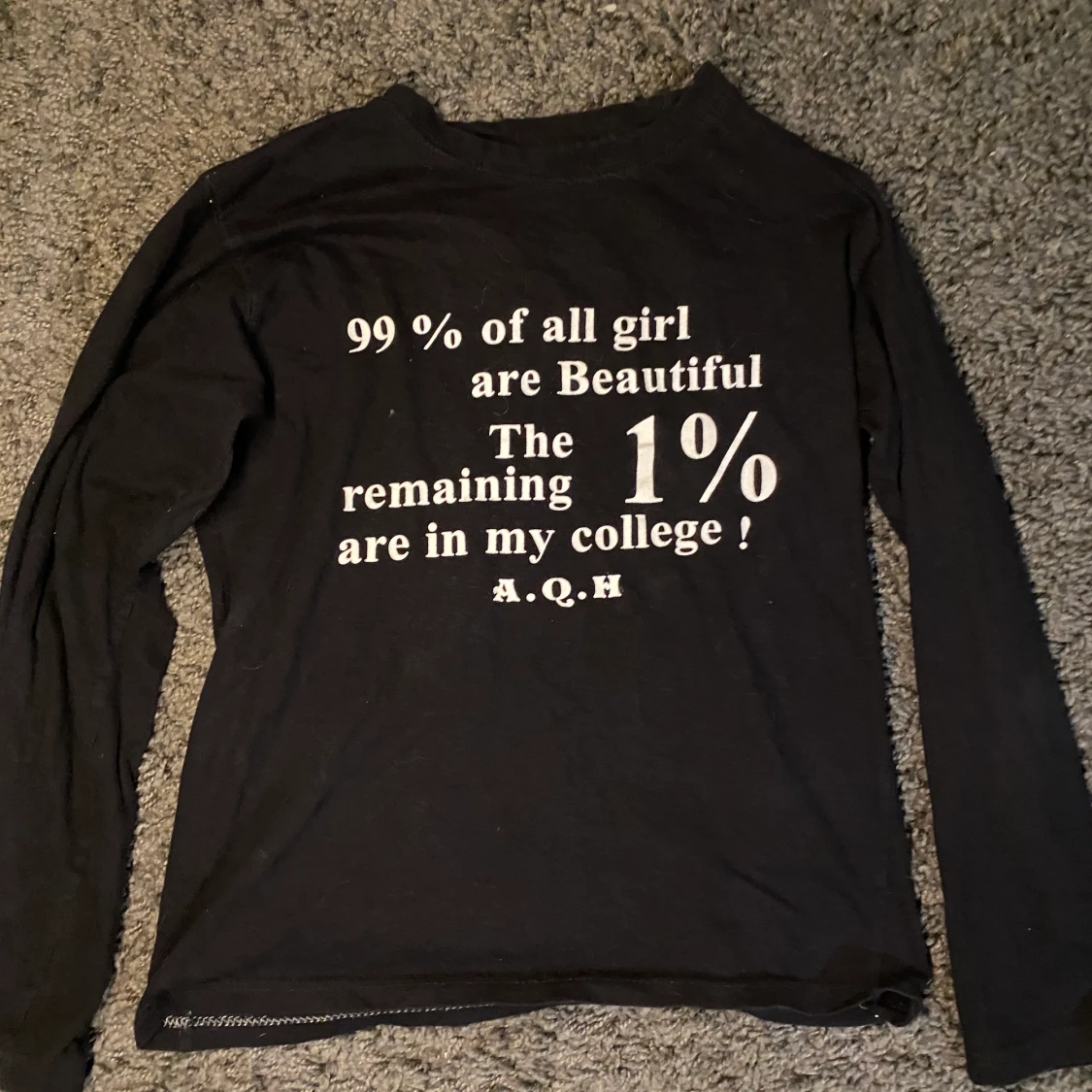 Svart sweatshirt med text