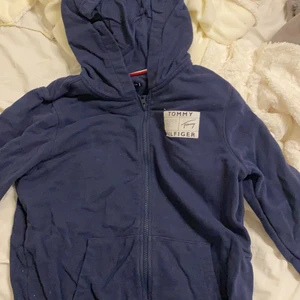 Tommy Hilfiger -  Fin mörkblå Tommy Hilfiger kosta. Har använt ett till två gånger bara 😊