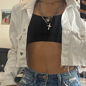 Vit Jeansjacka - Snygg vit jeansjacka, lite croppad så funkar bra till sommarkvällar eller hösten :) Knappt använd och i fint skick! Storlek S fast sitter bra på XS också.
