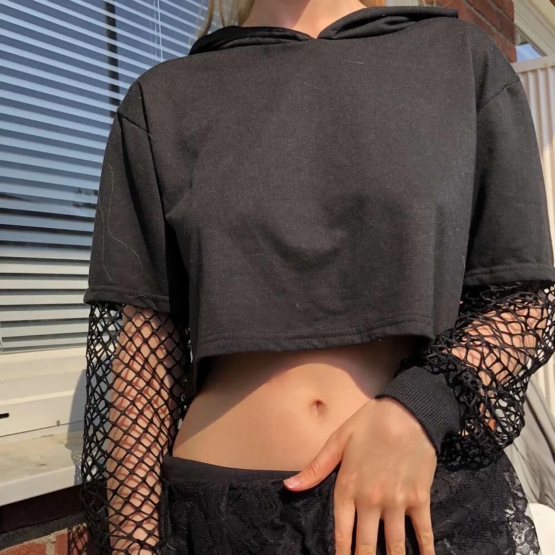 Croppad hoodie med nätarmar