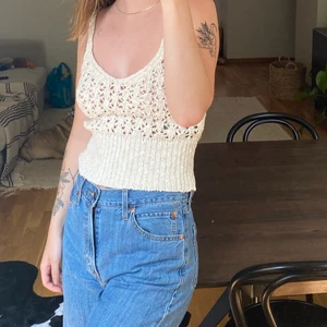 Broderat linne  - Så fint linne!!! Tyvärr aldrig kommit till användning :( köparen står för frakt (obs även jeansen är till salu, kolla mina andra annonser) 