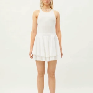 Vit volangkjol  - Säljer min snygga, vita volangkjol från Weekday då den tyvärr inte kommer till användning. Jättesnygg till alla typer av tröjor. Använd 1 gång. Kan mötas upp i Sthlm, annars står köparen för frakten