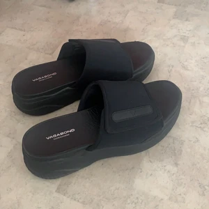 Plattform sandaler vagabond - Så himla fina sandaler från vagabond i 90-tals liten plattform stil. Vann dom på Tradera men de var tyvärr försmå för mig så hoppas att de får ett värdigt hem!!  Mycket bra skick💞
