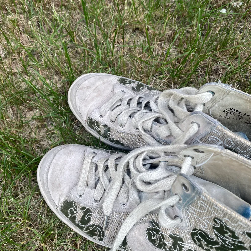 Svin kolla Nike skor, säljer pga att jag aldrig använder dom, dom är ganska slitna pch lite smutsiga med de gissar jag att man kan tvätta bort. Men iaf väldigt coola med ovanligt mönster. Postar antingen med spårbart 66kr eller frimärken (vet inte riktigt priser just nu men kom privat om du är intresserad). Kengät.