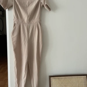 Jumpsuit  - Snygg tredig jumpsuit i ljus beige färg, storlek 6, XS från spotlight warehouse. Från djur och rökfritt hem 