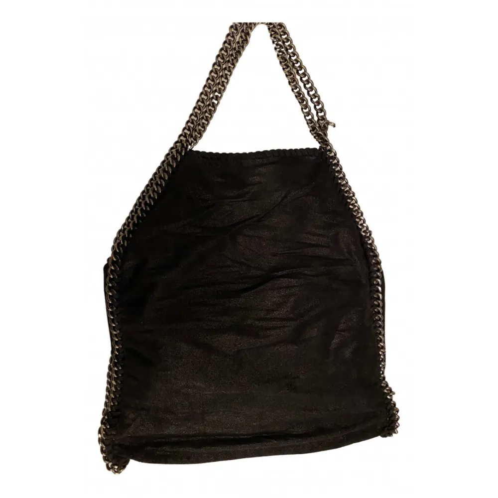 Säljer min assnygga svarta Stella McCartney väska då den inte kommer till så mycket användning! Har några defekter därav billigt pris, köpt på mytheresa 🥰 utgångspris 1400 men kan prutas vid snabb affär🤩. Asusteet.