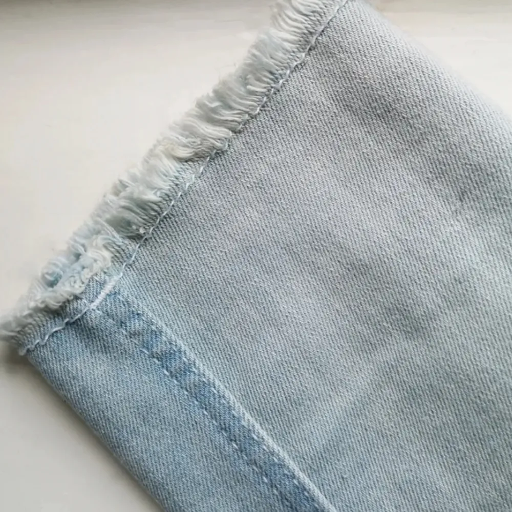 Ljusblå momjeans från Zara. Endast använda någon enstaka gång . Jeans & Byxor.