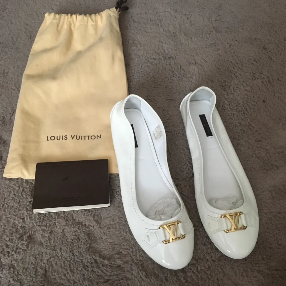 Ett par Louis Vuitton ballerina skor perfekt nu till sommar. Aldrig använda då de är förstora för mig. Är det fler som vill ha de blir det budgivning. Köparen står för frakt🥰. Skor.