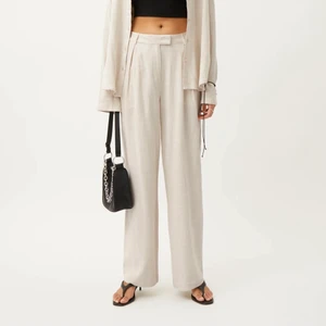Weekday Lilah trousers  - Strl 36. Använda en gång, tvättade 1 gång. 