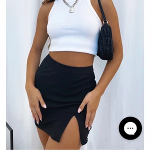 Kjol  - Fin kjol med en slit på sidan. Köpt från white fox boutique, i nyskick