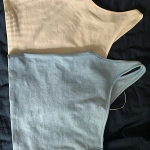 2-pack Off shoulder top, M - Säljer dessa två off shoulder tröjor från Gina i storlek M. Säljer pga blivit lite för stor för mig. Köpt för 159kr/ styck men säljer båda för 100kr + frakt på 66kr. Använd ett fåtal gånger men självklart tvättade sen dess. 