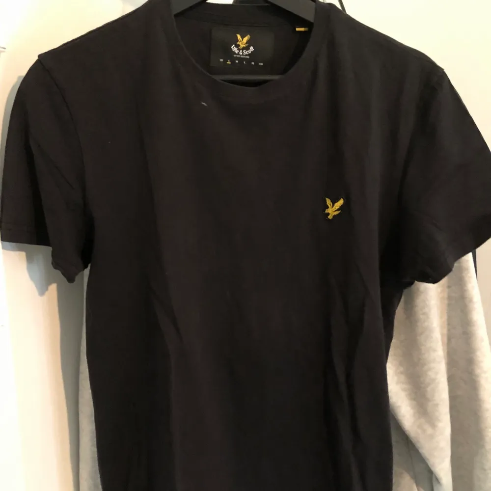 En tshirt från lyle and scott i bra skick, storlek small. T-shirts.