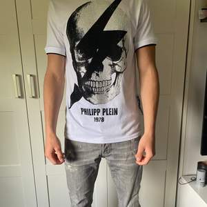 En Philip plein T shirt ny prins runt 3 tusen, cond 9/10 använd fåtal ggr Str M får med tags 