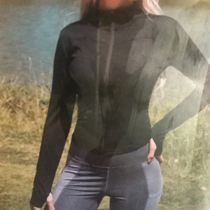 Shein träning - Jätte fint sitter perfekt drar även in magen så man får en fin form, svettet syns inte genom, rörligt helt oanvänd. 