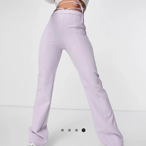 COLLUSION kostymbyxor - Storlek M & längd 32!! Passar perfekt på mig som är 170 cm (lite långa, vilket jag gillar)😚 SMÅ I STORLEK⚡️⚡️🚨 passar som en 36 elr till & med 34. Säljer inte för lägre än 200 kr då dessa är helt slutsålda & helt oanvända!!❤️