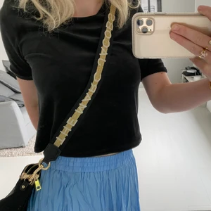 ⚡️⚡️Fint The Marc Jacobs band⚡️⚡️ - Ett fint, trendigt The Marc Jacobs band som kan användas till vilken väska som helst. Inte använt så mycket och är i fint skick. Perfekt nu till sommaren💘⚡️Ny pris 1000kr