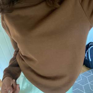 Väldigt fin brun tröja från Hm. Sitter bra på mig som är S men perfekt om man vill ha lite oversized och är Xs. Skriv för fler bilder