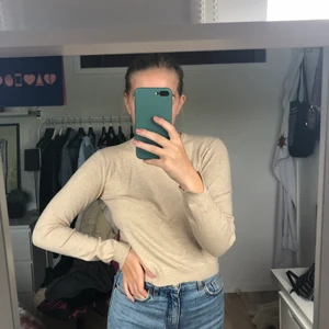 Beige tröja - Jättemjuk finstickad tröja från Pull&Bear. Knappt använd pga har en liknande tröja som används mer. Möts gärna upp i stockholm, annars står köparen för frakten.