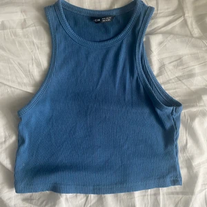 Blå topp - Topp ifrån shein. Säljer pga att jag inte tycker färgen passar mig plus att den aldrig andvänds. 75kr+frakt❤️