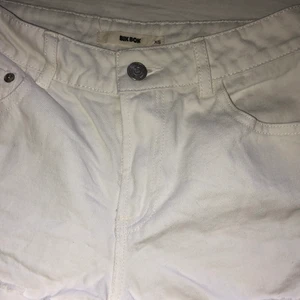 Vita shorts från BikBok - Ett par vita shorts från bikbok, de är i storleken xs men skulle sitta bra på någon som bär storlek s. Säljer dessa då de blivit försmå. Inte anväbda speciellt mycket. Inköpta för ca. 350kr