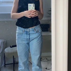 Snygga low jenas - Säljer mina favvo jenas eftersom dom är lite stora. Passar mig som har 36 i vanligafall men är oversize och mer low waisted! ’men passar en 38a också beroende på hur du vill att dem ska sitta!