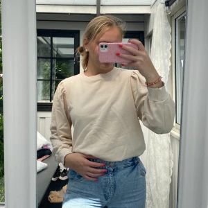 Beige tröja  - Tröja med detalj på axlarna, super fin i bra skick 