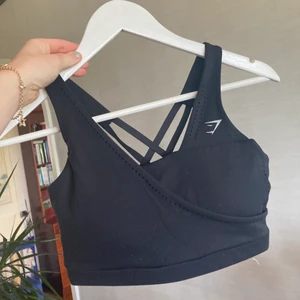 Gymshark sport topp - Sport topp/bh ifrån gymshark. Sitter super fint. Finns ej kvar på gymsharks hemsida, väldigt populär! Hör av er för fler bilder eller frågor🤍