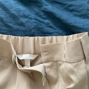 Kostym byxor  - Jätte fina beiga kostymbyxor från h&m! 