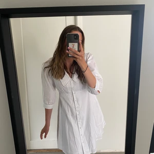 Vit klänning - Säljer denna fina vita klänning!! Som är ny med lappen kvar!! Köpte den tidigt i våras på asos!! Säljer den för 200kr+ frakt!! Hör gärna av dig vid fler frågor 🌸🥰
